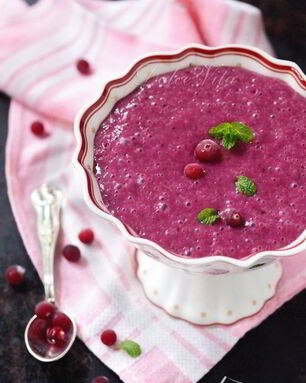 Взбитая овсяная каша с ягодами