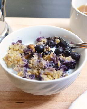 Запеченная овсянка с черникой и бананом