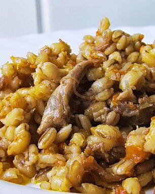 Перловая каша с тушенкой