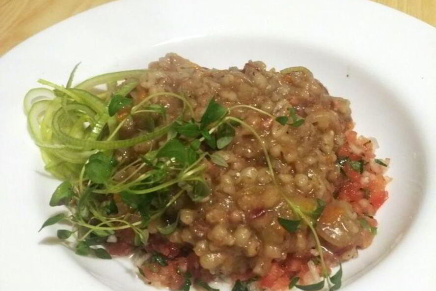 Рецепт перловой каши с тушеной говядиной и конкассе из томатов