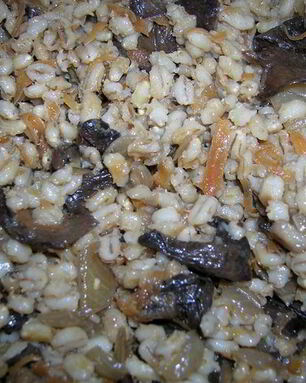 Перловка с шампиньонами, луком и морковью