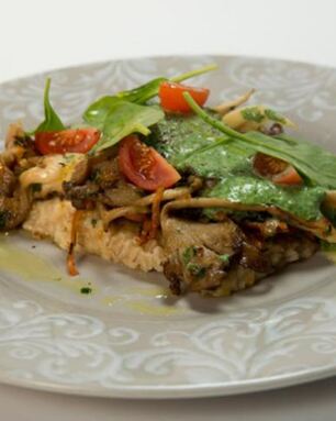 Перловка с вешенками под соусом из шпината