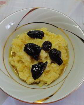 Каша пшенная с черносливом