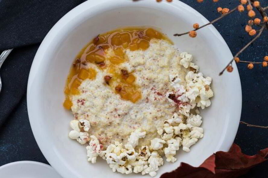 Рецепт пшенной каши на кокосовом молоке с чатни из тыквы и облепихи и попкорном