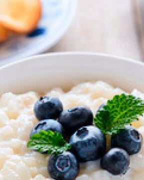 Молочная рисовая каша с черникой