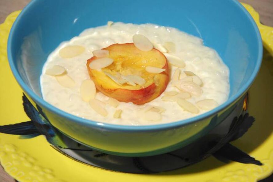 Рецепт рисовой каши с белым шоколадом и запеченными персиками