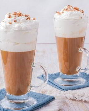 Карамельный чай с молоком и взбитыми сливками