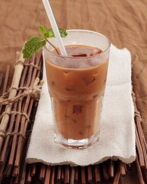 Холодный чай с молоком и мятой