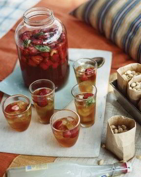 Летний холодный чай с клубникой