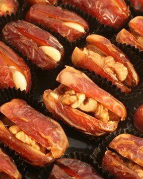 Фаршированные сыром бри финики с грецкими орехами и кленовым сиропом