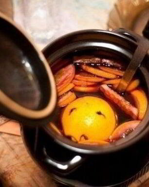 Глинтвейн с имбирем, гвоздикой и изюмом