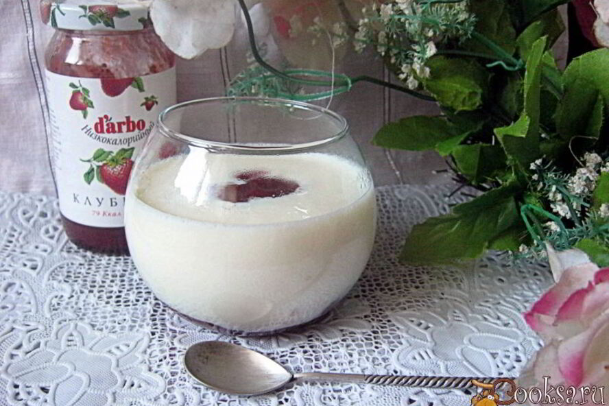 Рецепт молочного киселя с клубничным конфитюром