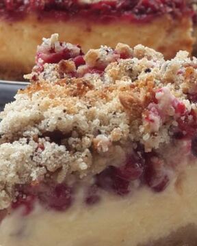 Чизкейк с брусникой и кофейным штрейзелем