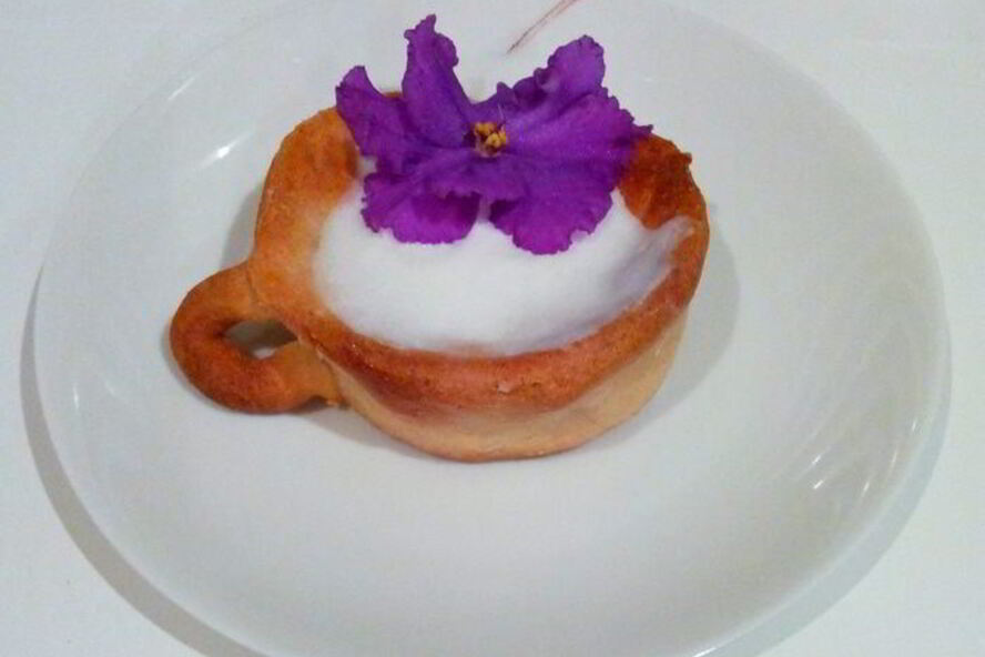 Рецепт фиалкового кофе в сладкой кружке