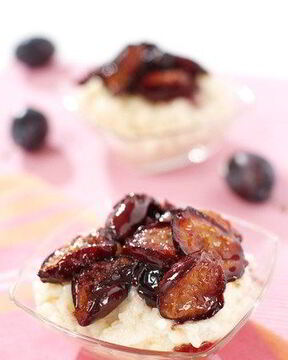 Печеные сливы с бренди и лимонной цедрой