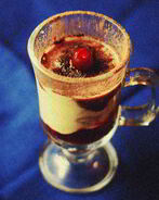 Эггног с бренди и свежей вишней
