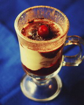 Эггног с бренди и свежей вишней