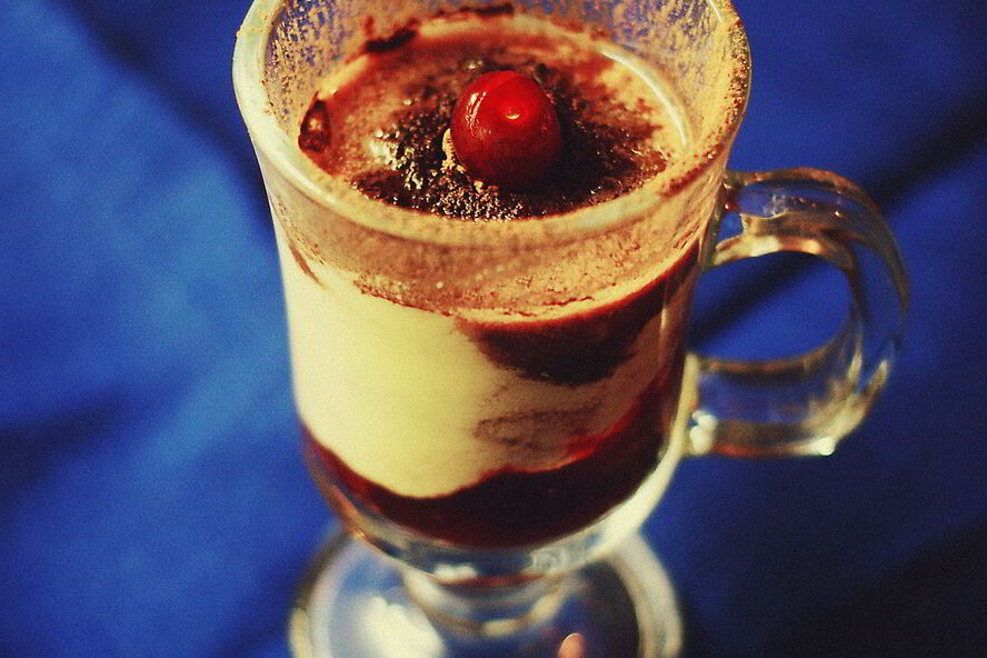 Рецепт эггнога с бренди и свежея вишнея