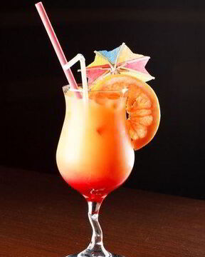 Коктейль из шампанского и красных апельсинов