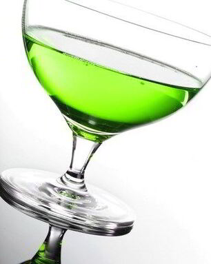 Новогодний крюшон с джином, шартрезом и еловой хвоей