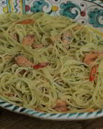 Спагетти с копченой форелью и джином