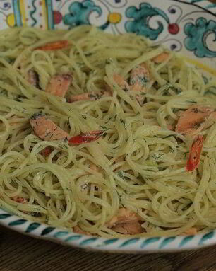 Спагетти с копченой форелью и джином