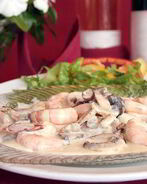 Креветки с текилой, сливками и зеленым луком