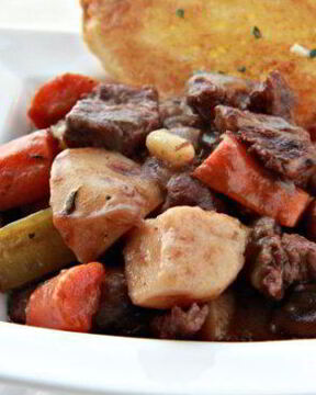 Говядина с вином и овощами