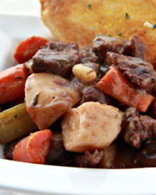 Говядина с вином и овощами