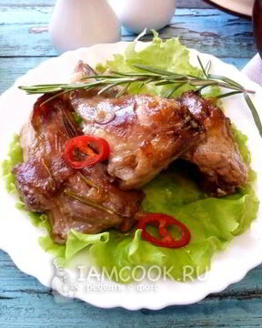 Кролик с вином и пряными травами в духовке