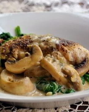 Линь, тушеный с вином и шампиньонами