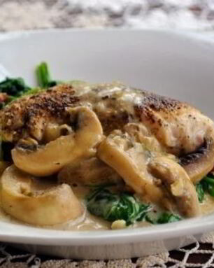 Линь, тушеный с вином и шампиньонами