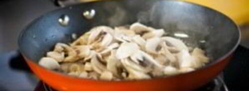 линь, тушеный с вином и шампиньонами. Шаг 6