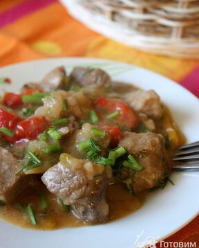 Свинина, тушеная с вином и перцем