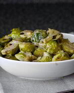 Тушеная брюссельская капуста с вином и луком