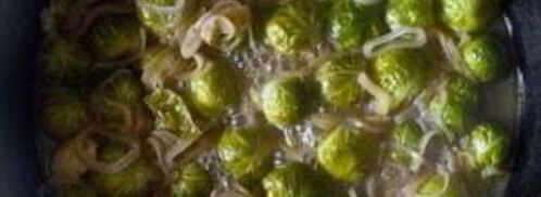 тушеная брюссельская капуста с вином и луком. Шаг 5