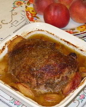 Запеченная телятина с вином и персиками