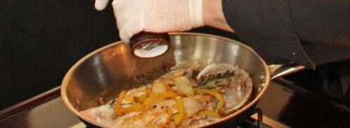 морская рыба фламбе с виски и грушей. Шаг 13