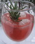 Коктейль с клюквой и розмарином