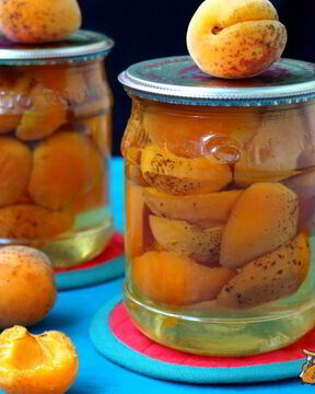Консервированные абрикосы в сиропе