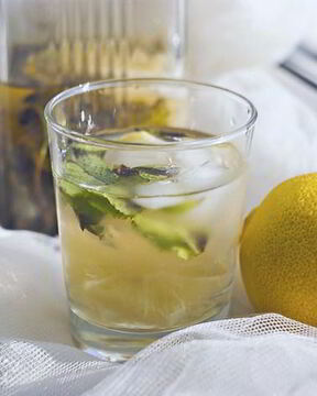 Лимонад с мятой, лимоном и тимьяном