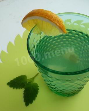 Напиток лимонад из мяты и лимона