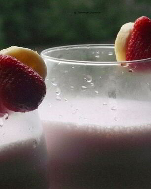 Бананово-клубничный молочный коктейль