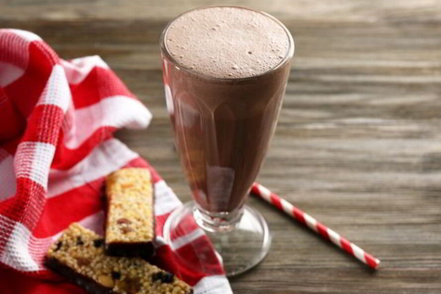 Рецепт бодрящего шоколадного коктейля с молоком и газировкой