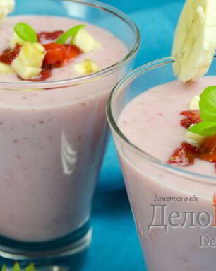 Клубнично-банановый молочный коктейль