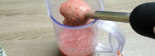 клубнично-банановый молочный коктейль. Шаг 3