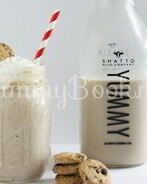 Коктейль молочный с кусочками фруктов и шоколада