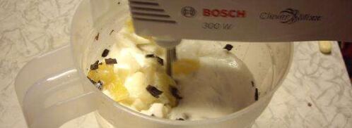 коктейль молочный с кусочками фруктов и шоколада. Шаг 19