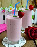 Молочно-клубничный коктейль в шейкере