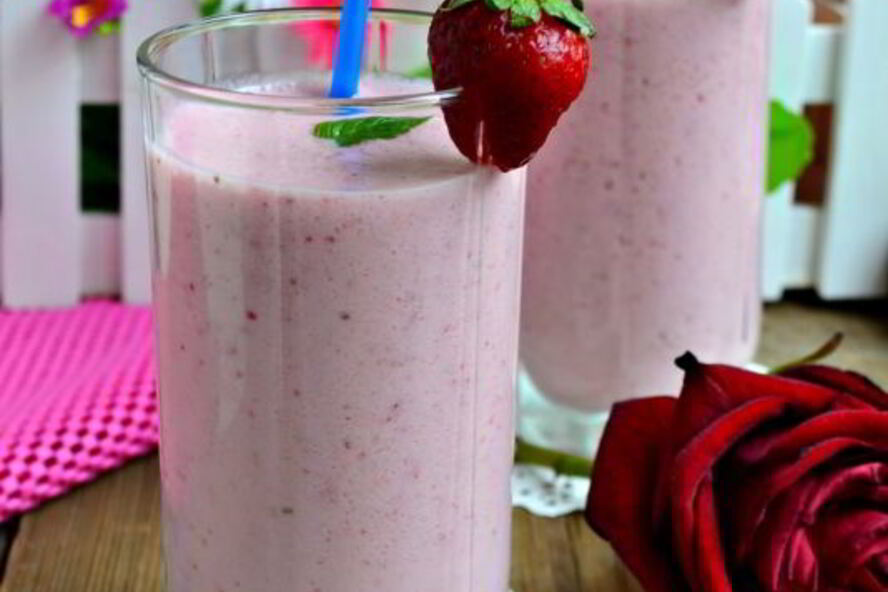 Рецепт молочно-клубничного коктейль в шейкере